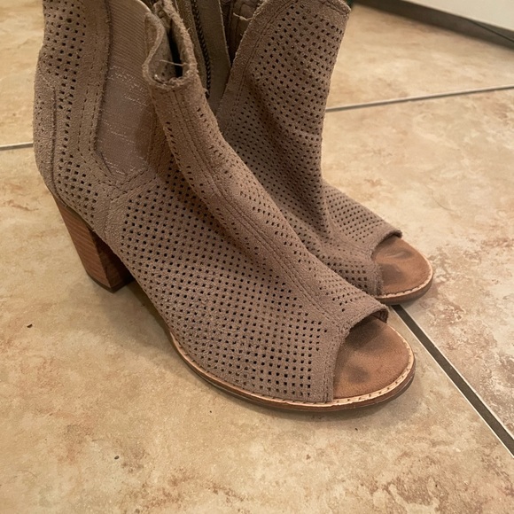 slightly used booties. VERY comfortable! - Picture 3 of 5